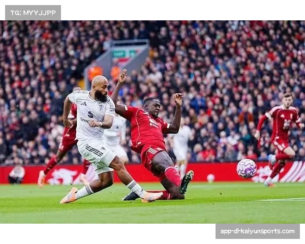 英超焦点战姆伯莫闪电破门曼联1比0领先利物浦掌握主动