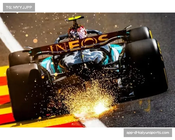 梅赛德斯车手互换位置应对追击 车队指令使用引发策略讨论 梅赛德斯车手互换位置应对追击 车队指令使用引发策略讨论